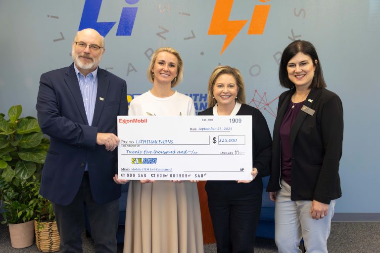 ExxonMobil donates $25,000 to LiTHIUMLEARNS for Mobile STEM Lab